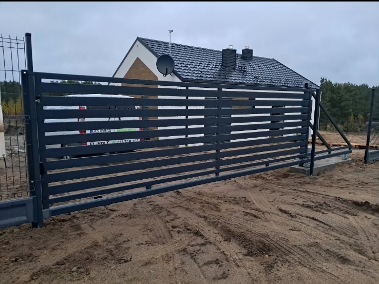 Grafitowa brama z poziomym wypełnieniem
